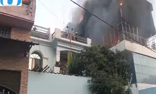 हुंडई कार सर्विस सेंटर में भीषण आग, बिल्डिंग से ऊंची उठीं लपटें हुंडई कार सर्विस सेंटर में भीषण आग, बिल्डिंग से ऊंची उठीं लपटें