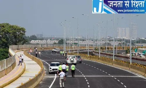 दिल्ली के नए फ्लाईओवर पर जाम ने बढ़ाई परेशानी दिल्ली के नए फ्लाईओवर पर जाम ने बढ़ाई परेशानी