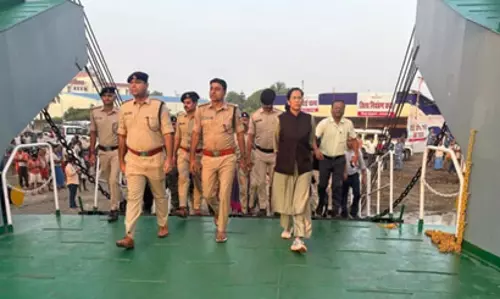 भागलपुर में विक्रमशीला सेतु बंद होने के बाद क्रूज सेवा शुरू, डीएम और एसएसपी ने किया निरीक्षण