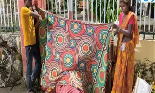खून की कमी बताकर अस्पताल ने भेजा वापस, रास्ते में महिला ने बच्चे को दिया जन्म खून की कमी बताकर अस्पताल ने भेजा वापस, रास्ते में महिला ने बच्चे को दिया जन्म