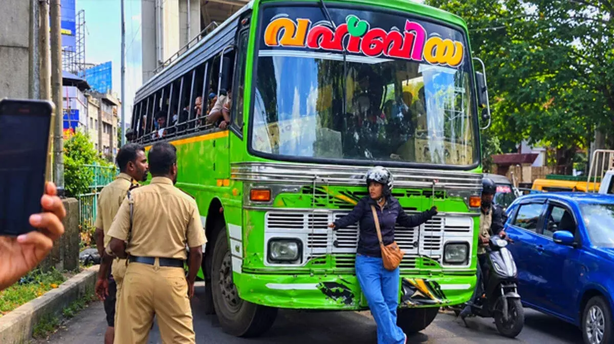 बाइक को टक्कर मारने पर कोच्चि में हड़कंप: महिला के सामने आते ही तनाव बाइक को टक्कर मारने पर कोच्चि में हड़कंप: महिला के सामने आते ही तनाव