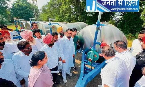 मलोट के गांवों में पराली जलाने से निपटने के लिए ट्रैक्टर से फायर टेंडर मलोट के गांवों में पराली जलाने से निपटने के लिए ट्रैक्टर से फायर टेंडर