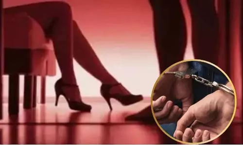 पुलिस की रेड पड़ते ही मची अफरा-तफरी, 15 लोग थाने पहुंचे दो फरार, पूरा मामला क्या है?