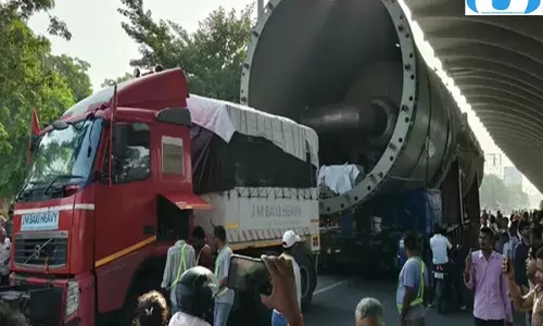 गलियों के शहर में मेगा ट्रक की मुश्किल, लखीमपुर खीरी जाते वक्त फिर फंसा