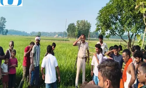 खुले बिजली तार की चपेट में आए दो मजदूर, मौत के बाद ग्रामीणों का फूटा गुस्सा