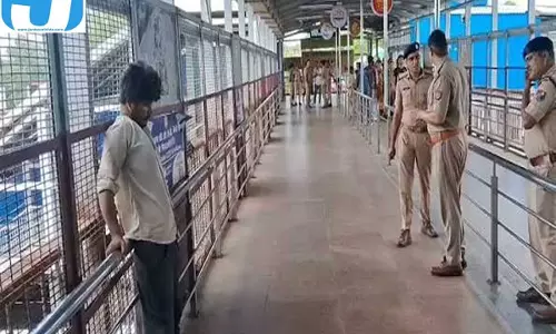फुटओवर ब्रिज पर युवक की लाश मिलने से हड़कंप, पुलिस जांच में जुटी