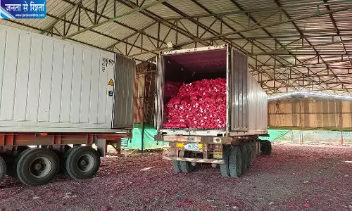 महाराष्ट्र में प्याज खरीद की जांच के लिए समिति गठित, नासिक कलेक्टर आयुष प्रसाद करेंगे अध्यक्षता महाराष्ट्र में प्याज खरीद की जांच के लिए समिति गठित, नासिक कलेक्टर आयुष प्रसाद करेंगे अध्यक्षता
