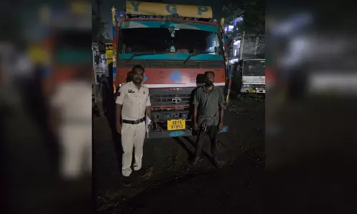 14 टन स्क्रैप से लदा माजदा वाहन पकड़ा, ₹11.98 लाख की संपत्ति जब्त 14 टन स्क्रैप से लदा माजदा वाहन पकड़ा, ₹11.98 लाख की संपत्ति जब्त