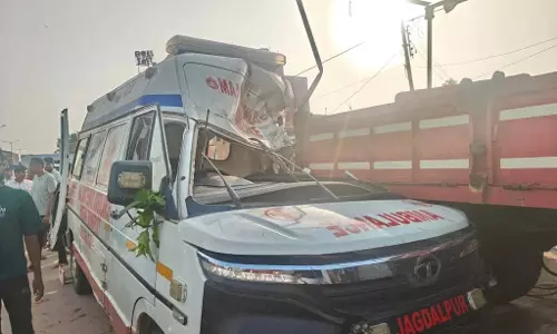 शव लेकर जा रही एम्बुलेंस हादसे का शिकार, नर्स की मौके पर मौत शव लेकर जा रही एम्बुलेंस हादसे का शिकार, नर्स की मौके पर मौत