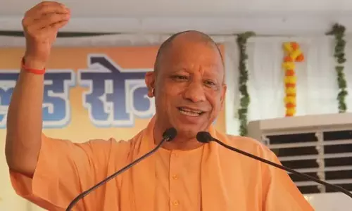 सीएम योगी ने वीर पुलिसकर्मियों को किया सम्मानित