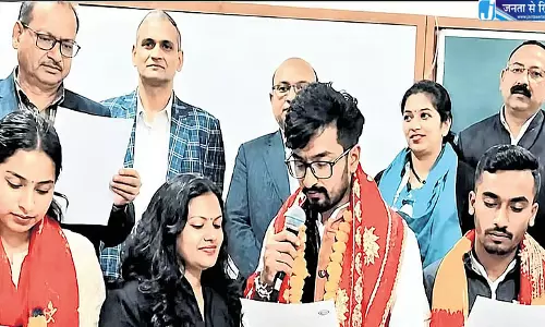 बेटे को छात्रसंघ अध्यक्ष बनाने के लिए मां ने कॉलेज में लिया दाखिला