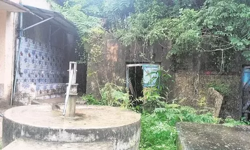 जर्जर स्कूलों में बच्चों की सुरक्षा खतरे में जर्जर स्कूलों में बच्चों की सुरक्षा खतरे में
