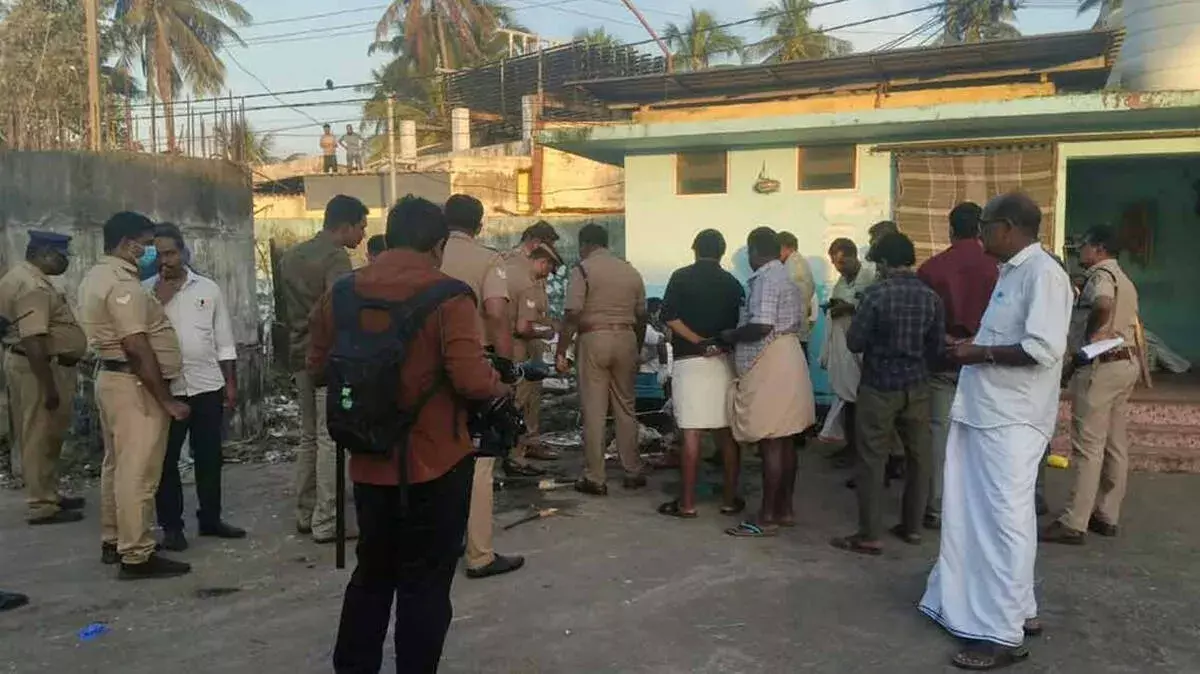 सेप्टिक टैंक में डरावनी खोज: मानव कंकाल मिलने से हड़कंप सेप्टिक टैंक में डरावनी खोज: मानव कंकाल मिलने से हड़कंप