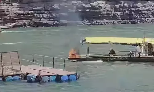 ओंकारेश्वर में नाव में लगी आग, यात्री सुरक्षित ओंकारेश्वर में नाव में लगी आग, यात्री सुरक्षित