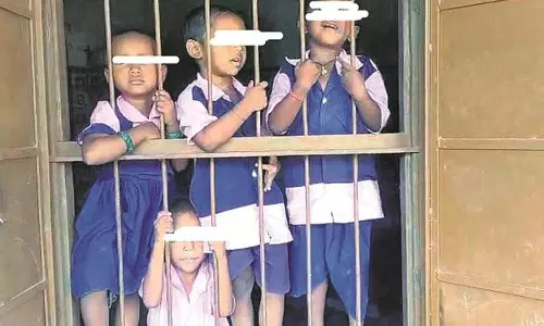 बच्चों को ताला लगाकर राशन लेने गई आंगनवाड़ी कार्यकर्ता