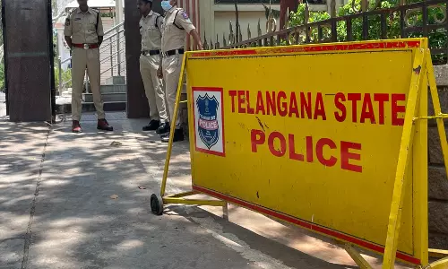 खेत में अकेली मिली एक साल की बच्ची अस्पताल में भर्ती खेत में अकेली मिली एक साल की बच्ची अस्पताल में भर्ती