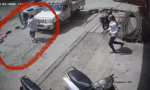 जबलपुर में स्कूल वैन और कार की टक्कर, आठ छात्र घायल, CCTV में कैद हुआ हादसा जबलपुर में स्कूल वैन और कार की टक्कर, आठ छात्र घायल, CCTV में कैद हुआ हादसा