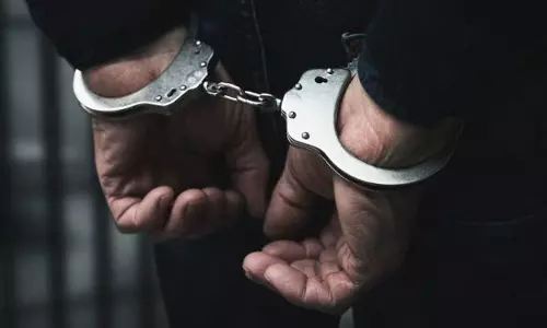 पत्नी की हत्या के आरोप में पति गिरफ्तार पत्नी की हत्या के आरोप में पति गिरफ्तार