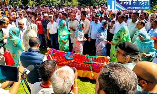 पैतृक गांव में मनकोटिया का अंतिम संस्कार