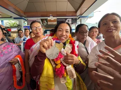 मेडल जीतकर लौटीं मीराबाई चानू, इम्फाल एयरपोर्ट पर उमड़ा स्वागत