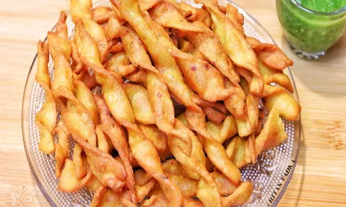चाय के साथ ट्राई करें मूंग दाल के कुरकुरे नमकपारे