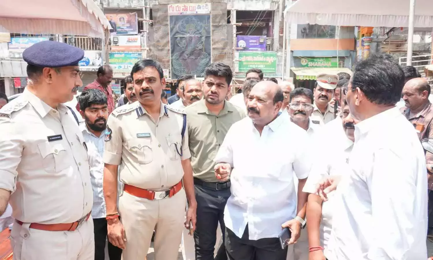 Andhra: सुचारू और शांतिपूर्ण वेंकटगिरी पोलेरम्मा जतारा के लिए पुलिस ने कमर कस ली है Andhra: सुचारू और शांतिपूर्ण वेंकटगिरी पोलेरम्मा जतारा के लिए पुलिस ने कमर कस ली है