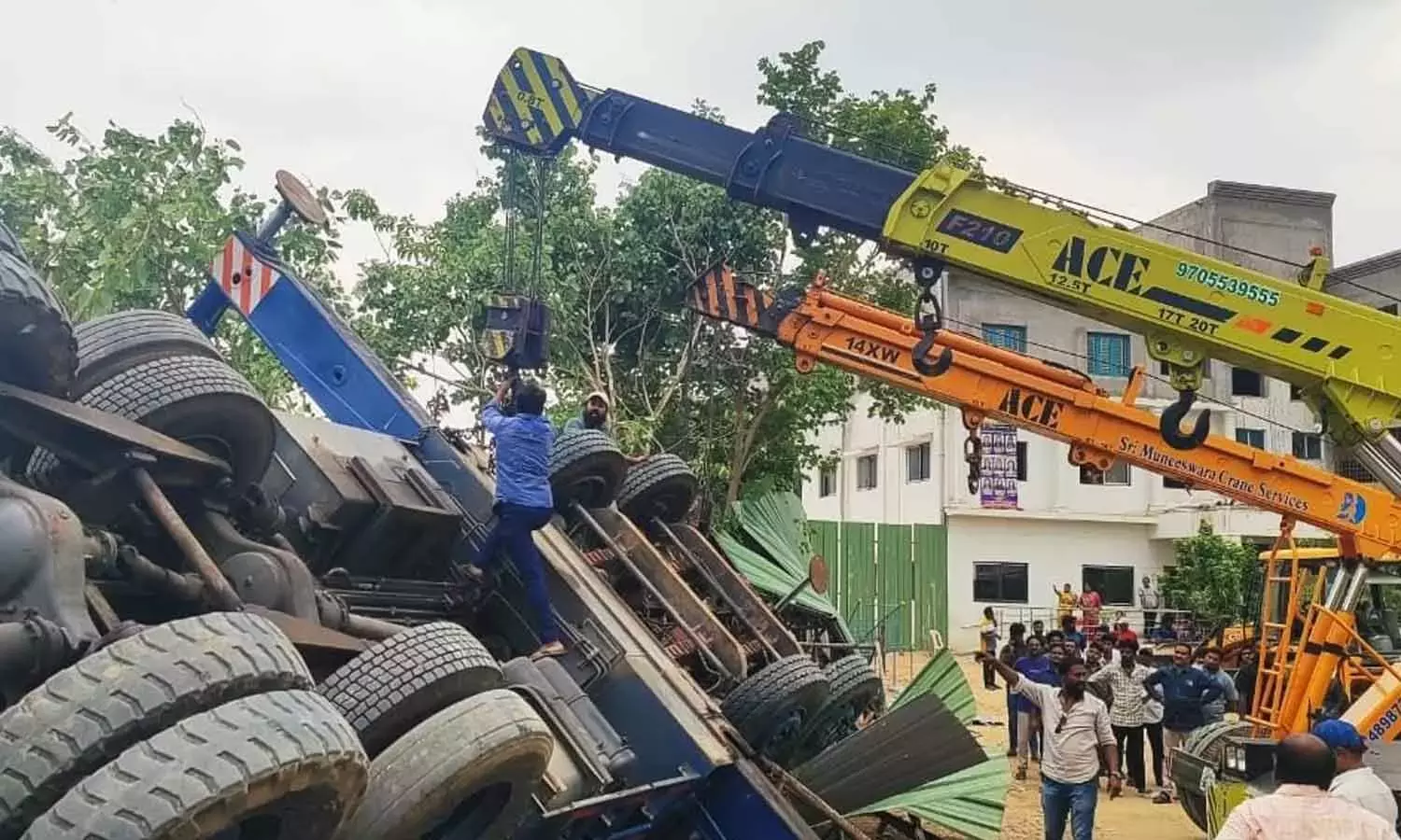 Andhra: तिरूपति में घातक क्रेन दुर्घटना के बाद निर्माण सुरक्षा की जांच की जा रही है Andhra: तिरूपति में घातक क्रेन दुर्घटना के बाद निर्माण सुरक्षा की जांच की जा रही है