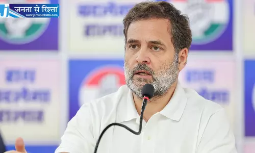 बालाघाट में आदिवासी परिवारों से मिले राहुल गांधी, बच्चों की मौत पर सरकार को घेरा