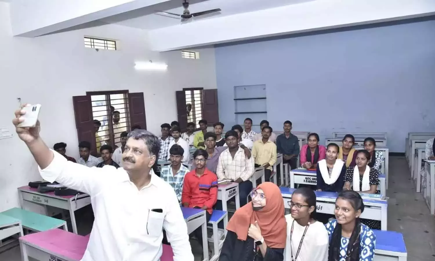 Andhra: मंत्री केशव युवाथा भाविता कार्यक्रम के तहत शिक्षक बने