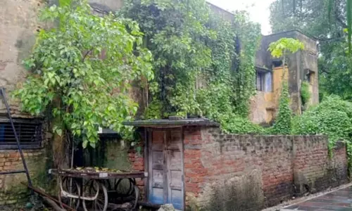 अफसरों के बंगले चमकदार, कर्मचारियों के जर्जर आवास बने खतरा