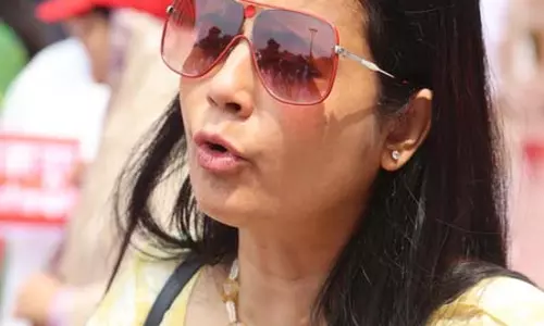 महुआ मोइत्रा को धार्मिक भावनाएं आहत करने के मामले में कलकत्ता हाईकोर्ट से राहत, गिरफ्तारी पर अंतरिम रोक बढ़ी महुआ मोइत्रा को धार्मिक भावनाएं आहत करने के मामले में कलकत्ता हाईकोर्ट से राहत, गिरफ्तारी पर अंतरिम रोक बढ़ी