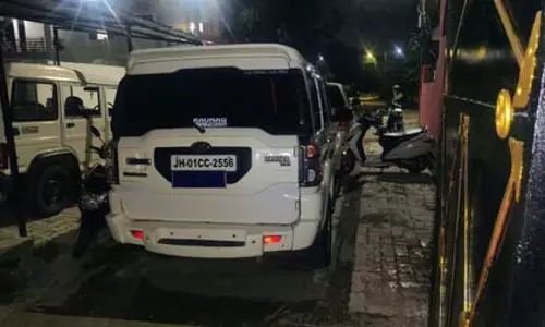 IPS पर रास्ता रोकने और धमकी देने के आरोप, पत्रकार के परिवार की शिकायत पर सियासत तेज IPS पर रास्ता रोकने और धमकी देने के आरोप, पत्रकार के परिवार की शिकायत पर सियासत तेज