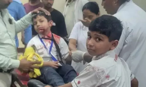 स्कूल वैन और अर्टिगा की जोरदार टक्कर, आठ बच्चे घायल स्कूल वैन और अर्टिगा की जोरदार टक्कर, आठ बच्चे घायल