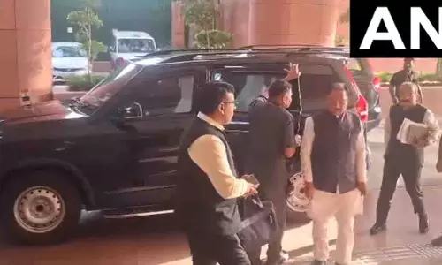 CM विष्णुदेव साय पहुंचे कर्तव्य भवन, महानदी जल विवाद पर बैठक CM विष्णुदेव साय पहुंचे कर्तव्य भवन, महानदी जल विवाद पर बैठक