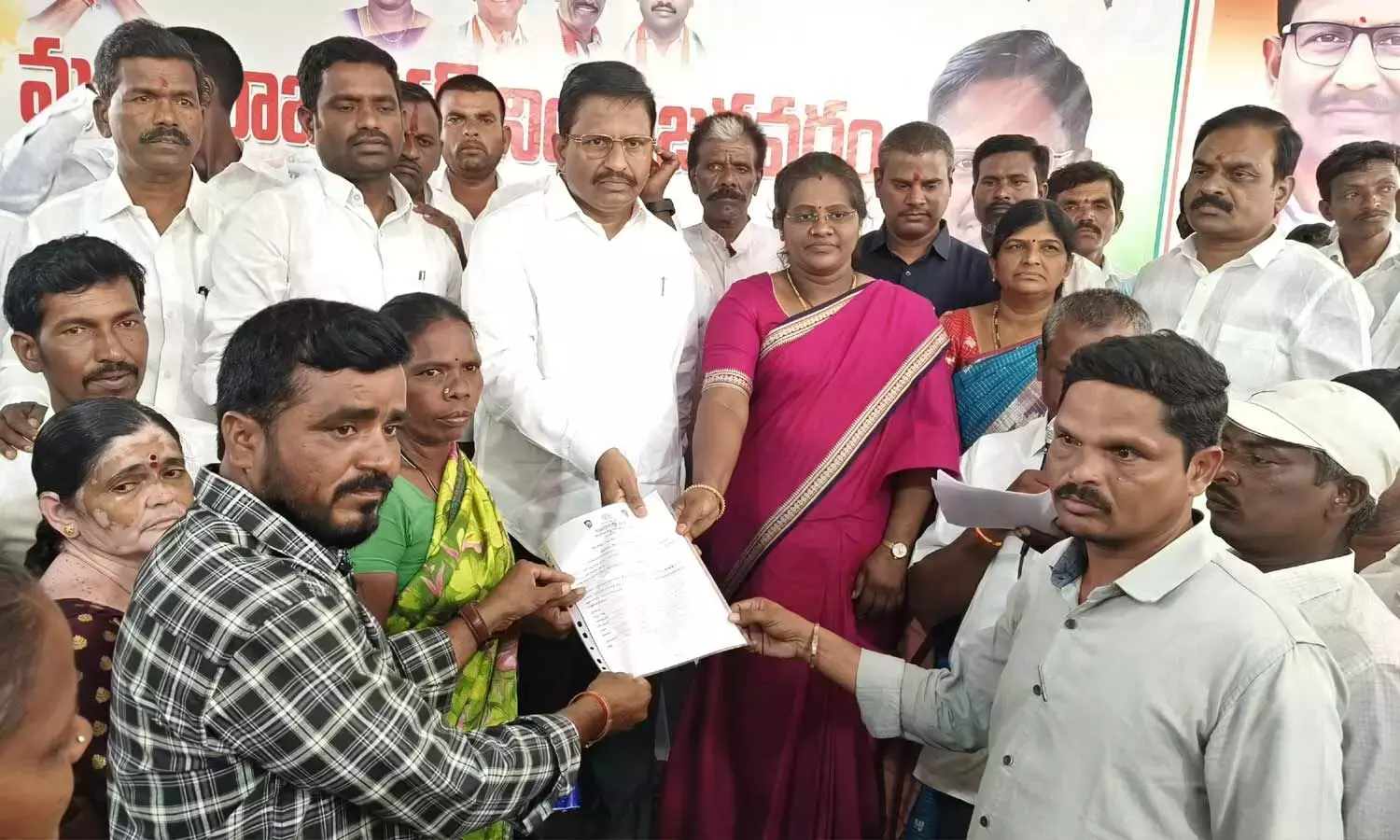 Telangana: येन्नम श्रीनिवास ने लाभार्थियों को इंदिराम्मा आवास पत्र वितरित किए