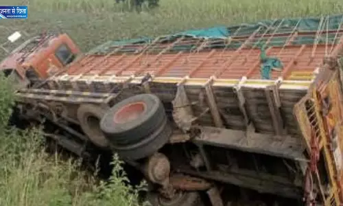 बीड में तेज रफ्तार टेम्पो ने बाइक को मारी टक्कर, मामा और दो भतीजों की मौत बीड में तेज रफ्तार टेम्पो ने बाइक को मारी टक्कर, मामा और दो भतीजों की मौत