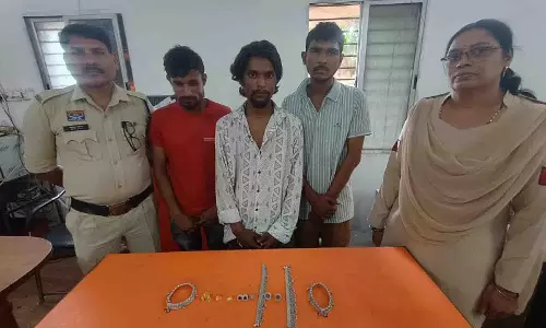 सूने मकान का ताला तोड़कर ज्वेलरी चोरी, 80 हजार के जेवर के साथ 3 आरोपी गिरफ्तार सूने मकान का ताला तोड़कर ज्वेलरी चोरी, 80 हजार के जेवर के साथ 3 आरोपी गिरफ्तार