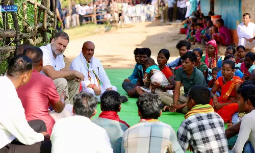 बालाघाट में आदिवासी परिवारों से मिले राहुल गांधी बालाघाट में आदिवासी परिवारों से मिले राहुल गांधी