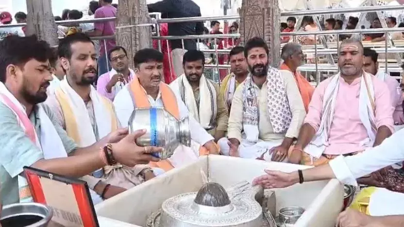 काशी विश्वनाथ मंदिर में कैप्टन स्मित के जल्द स्वस्थ होने की प्रार्थना काशी विश्वनाथ मंदिर में कैप्टन स्मित के जल्द स्वस्थ होने की प्रार्थना