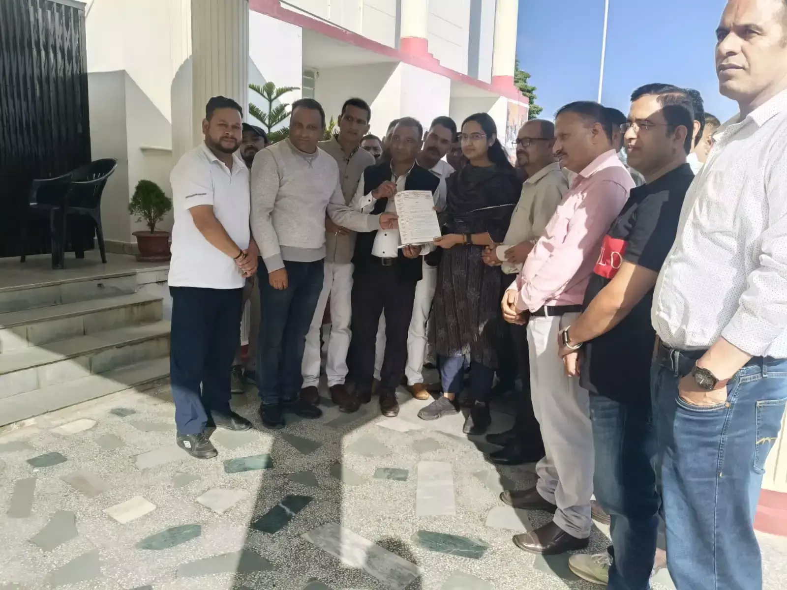 कर्मचारियों ने उठाई पुरानी पेंशन बहाली की मांग, किया विरोध प्रदर्शन