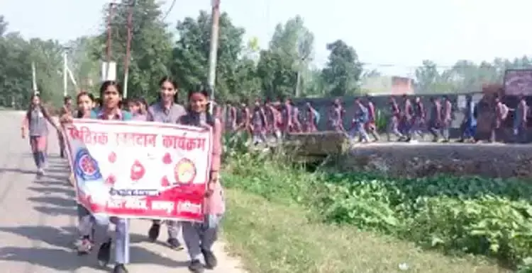 ग्रामीणों को रक्तदान के लिए जागरूक कर रही नुक्कड़ नाटक टीम
