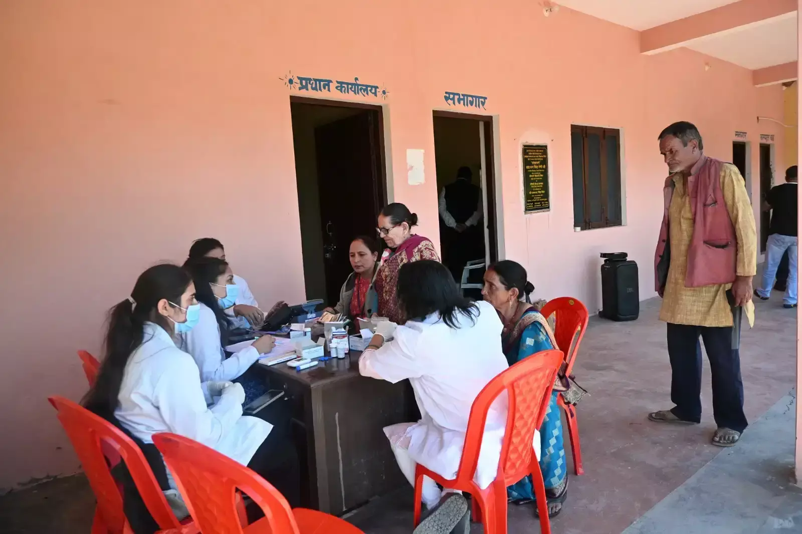 बुजुर्गों को दी कानूनी जानकारी, स्वास्थ्य परीक्षण से भी मिला लाभ