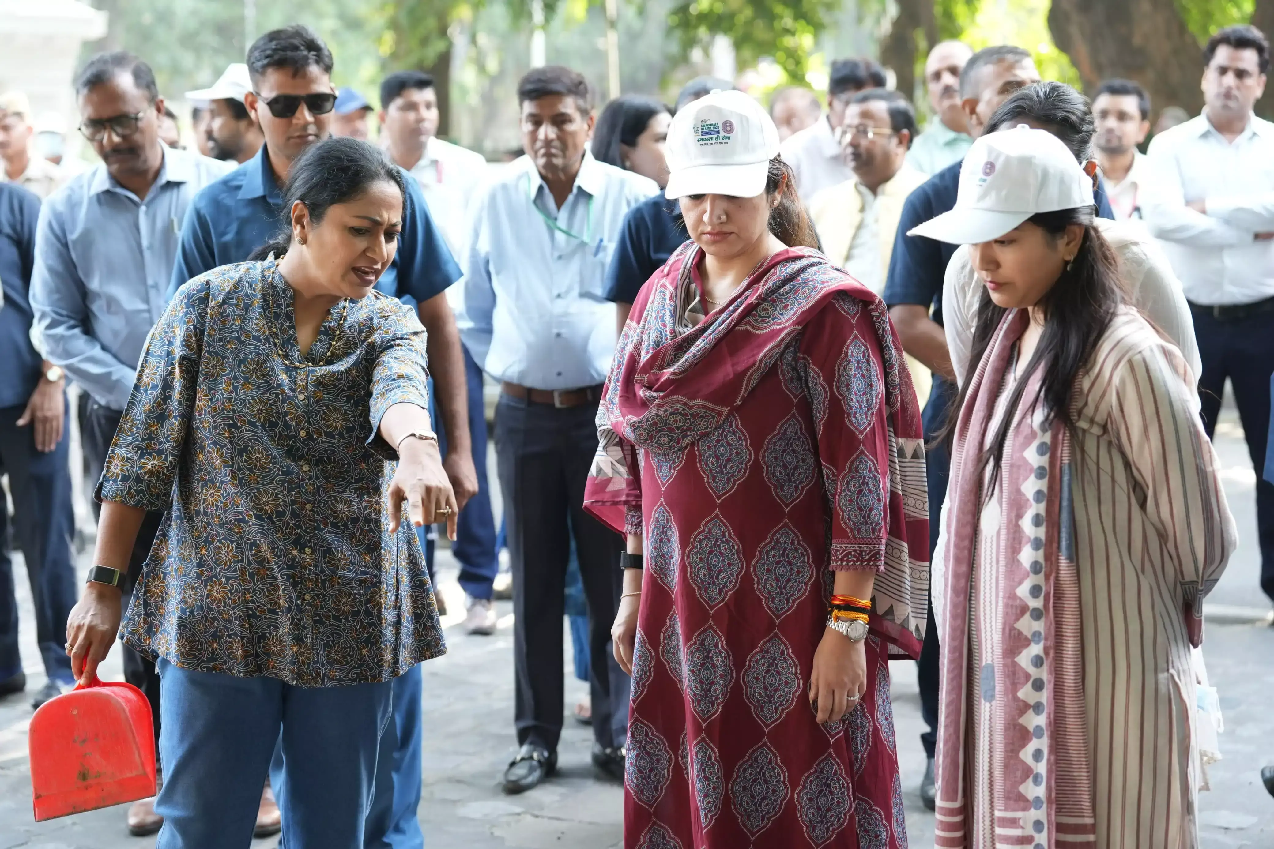 स्वच्छता अभियान में शामिल हुईं रेखा गुप्ता, कमला नेहरू रिज में किया श्रमदान स्वच्छता अभियान में शामिल हुईं रेखा गुप्ता, कमला नेहरू रिज में किया श्रमदान