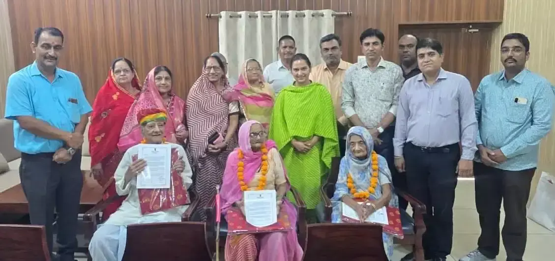 मतदान में योगदान के लिए रामप्यारी समेत वरिष्ठ मतदाताओं का अभिनंदन