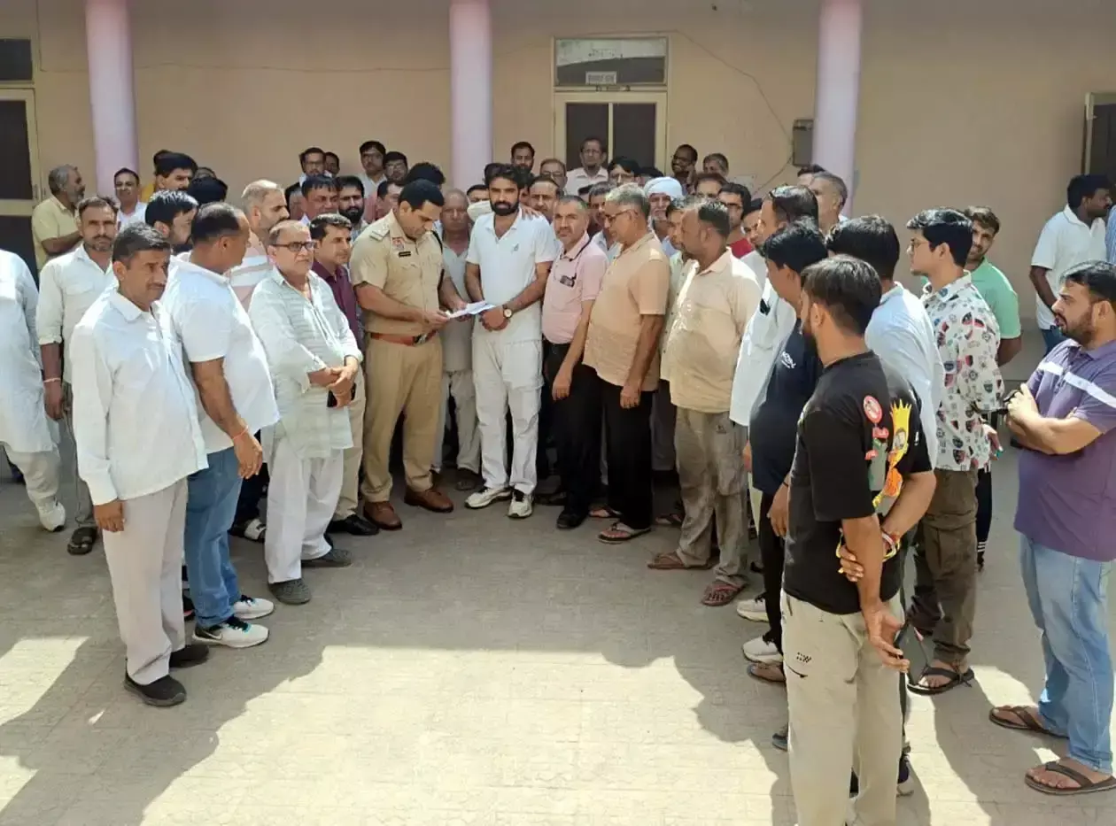 हिसार में दुकानदार के साथ मारपीट से रोष, व्यापारी पहुंचे थाना हिसार में दुकानदार के साथ मारपीट से रोष, व्यापारी पहुंचे थाना