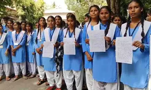 मल्हार स्कूल की व्यवस्थाओं पर विद्यार्थियों ने उठाए सवाल