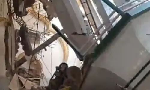 शाही जामा मस्जिद में मीनार हटाने के दौरान हादसा, मशीन का बेल्ट टूटने से छत क्षतिग्रस्त शाही जामा मस्जिद में मीनार हटाने के दौरान हादसा, मशीन का बेल्ट टूटने से छत क्षतिग्रस्त