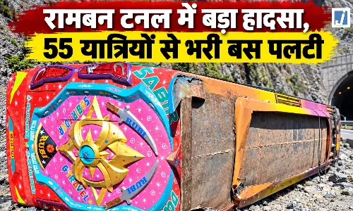 हाईवे पर स्लीपर बस पलटी, 33 यात्री घायल....