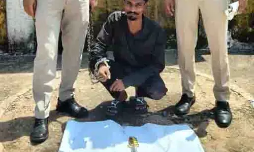 रैली के दौरान सड़क पर चाकू लहराकर लोगों को डराने वाला युवक गिरफ्तार