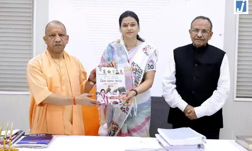 सीएम योगी से आगरा जिला पंचायत अध्यक्ष डॉ. मंजू भदौरिया और पूर्व विधायक डॉ. राजेन्द्र सिंह ने की भेंट सीएम योगी से आगरा जिला पंचायत अध्यक्ष डॉ. मंजू भदौरिया और पूर्व विधायक डॉ. राजेन्द्र सिंह ने की भेंट